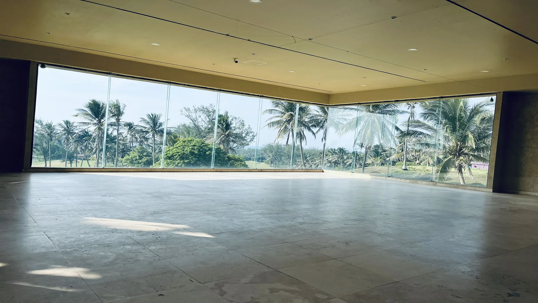 Salón de eventos con vista a las áreas verdes del club
